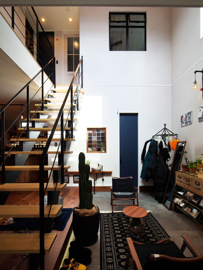 ユーロプランニング 【1000万円台/大阪府/茨木市/間取り有】壮大な吹抜が開放感を運ぶ、好きをつめこんだリビング土間の家の建築実例画像2