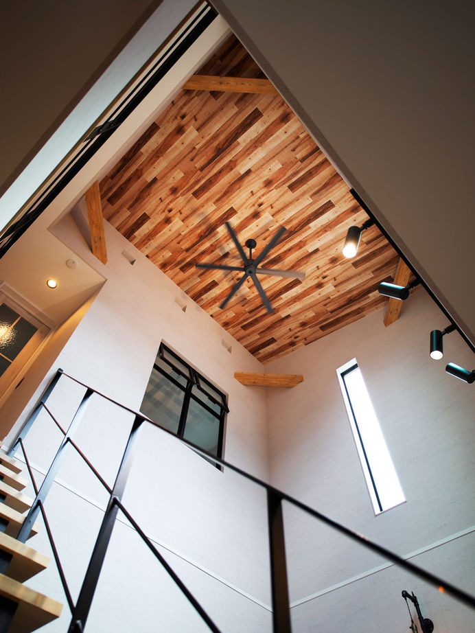 ユーロプランニング 【1000万円台/大阪府/茨木市/間取り有】壮大な吹抜が開放感を運ぶ、好きをつめこんだリビング土間の家の建築実例画像6