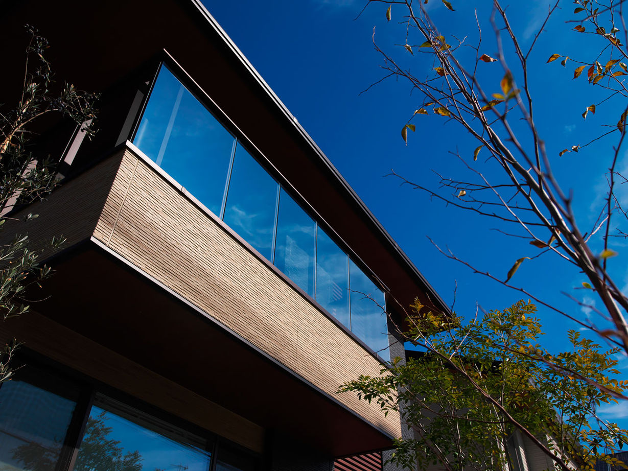 ユーロプランニング 【2000万円台/兵庫県/西宮市/間取り有】テラスと繋がる開放空間、バルコニーのガラス柵にも空が映える家の建築実例画像3