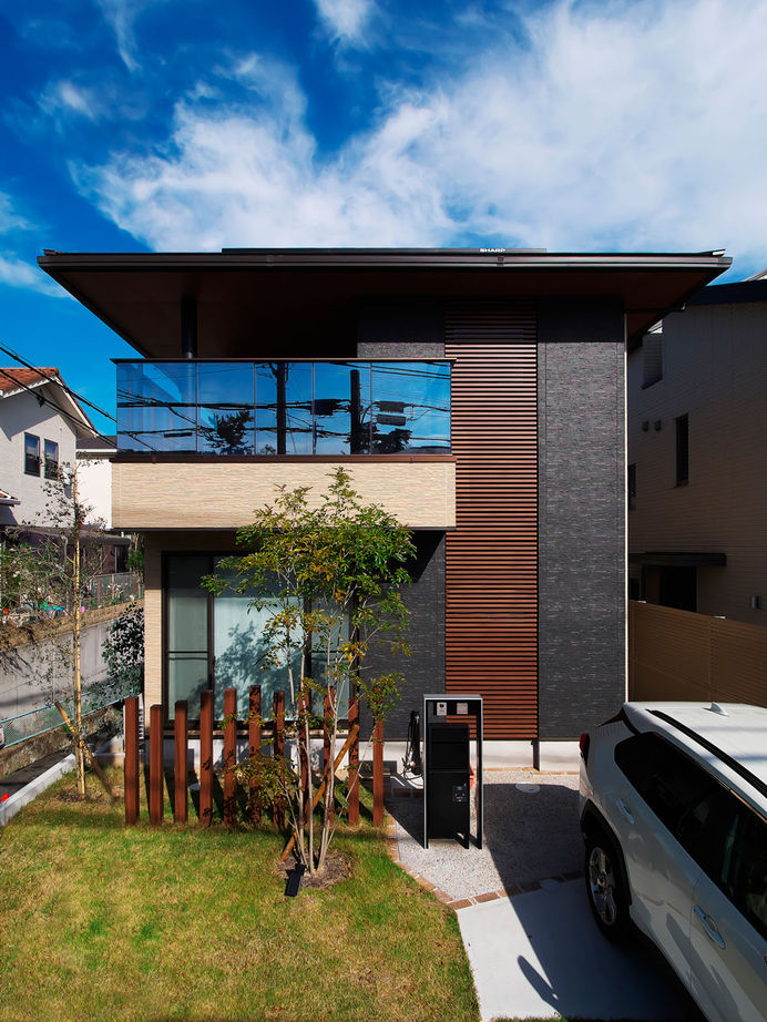 ユーロプランニング 【2000万円台/兵庫県/西宮市/間取り有】テラスと繋がる開放空間、バルコニーのガラス柵にも空が映える家の建築実例画像4