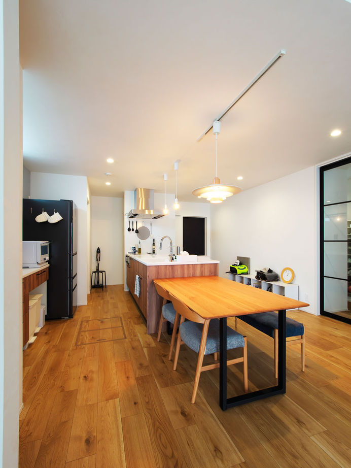 ユーロプランニング 【2000万円台/兵庫県/西宮市/間取り有】テラスと繋がる開放空間、バルコニーのガラス柵にも空が映える家の建築実例画像5