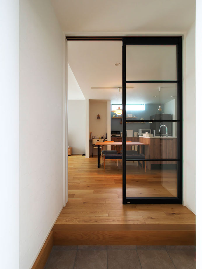 ユーロプランニング 【2000万円台/兵庫県/西宮市/間取り有】テラスと繋がる開放空間、バルコニーのガラス柵にも空が映える家の建築実例画像7