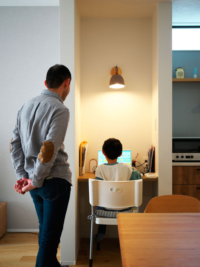 ユーロプランニング 【2000万円台/兵庫県/西宮市/間取り有】テラスと繋がる開放空間、バルコニーのガラス柵にも空が映える家の建築実例画像9