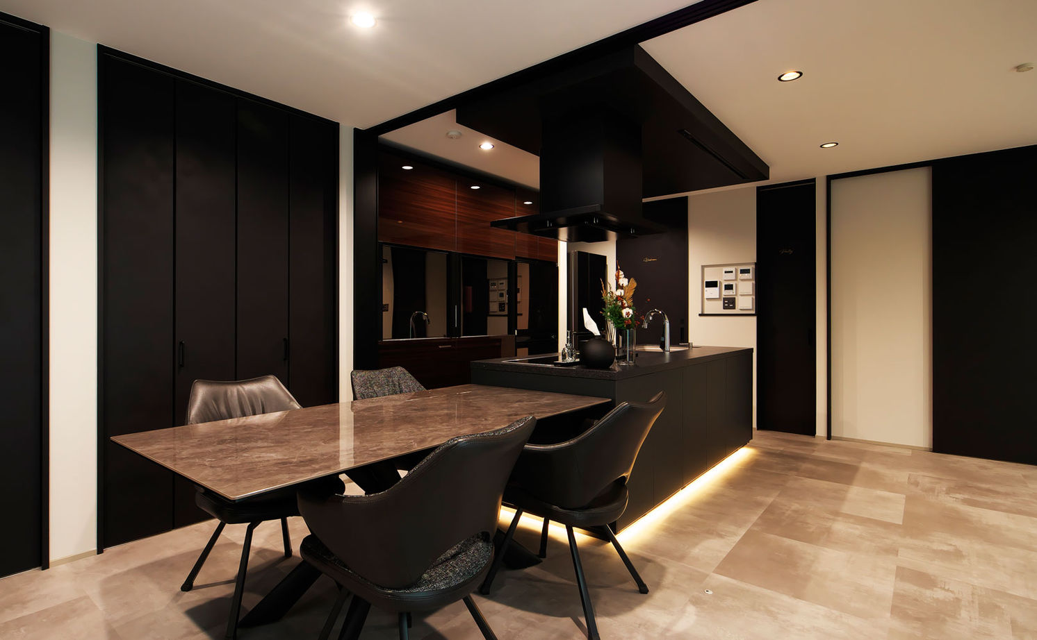 ユーロプランニング 【3000万円台/大阪府/間取り有】リビングや玄関に吹抜を配したホテルライクな空間！仕事場も兼ねた５LDKの建築実例画像2