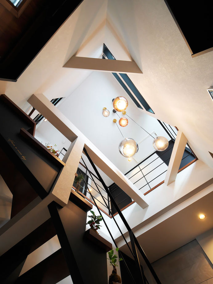 ユーロプランニング 【3000万円台/大阪府/間取り有】リビングや玄関に吹抜を配したホテルライクな空間！仕事場も兼ねた５LDKの建築実例画像3