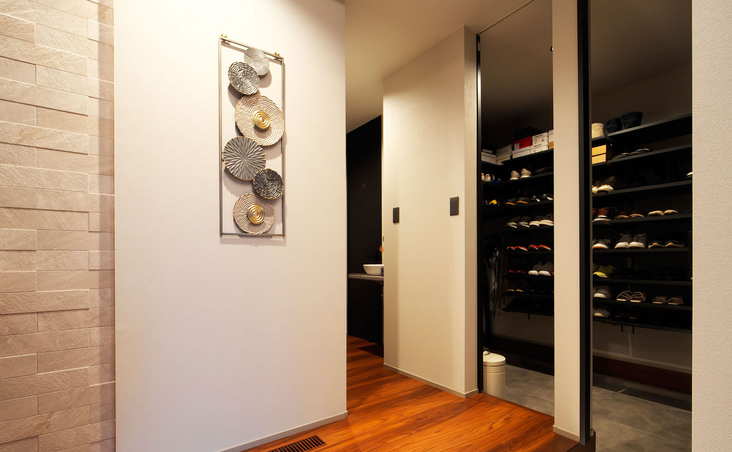 ユーロプランニング 【3000万円台/大阪府/間取り有】リビングや玄関に吹抜を配したホテルライクな空間！仕事場も兼ねた５LDKの建築実例画像11