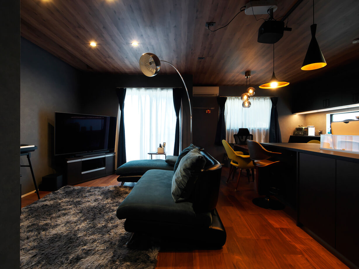 ユーロプランニング オンリーワンのデザインやカラーにこだわり、好きに囲まれて暮らす！おしゃれでモダンな漆黒の家の建築実例画像2