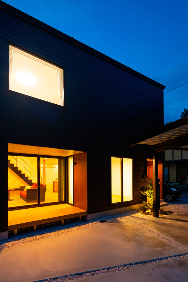 ホワイトレーベル 【2000万円台/40坪台/4LDK/間取り図】収納を考えたパントリー付キッチンが主役。天然木の温かさを感じる家の建築実例画像2