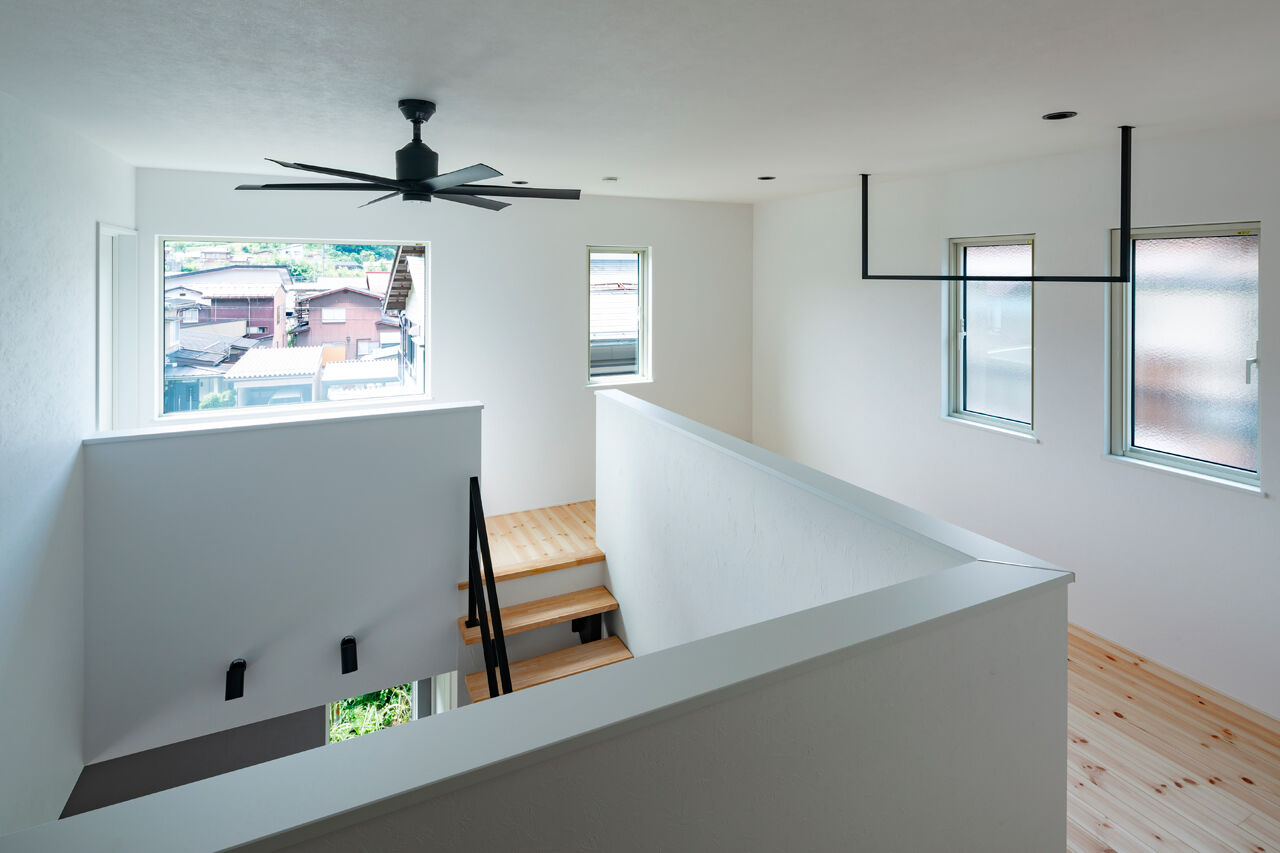 ホワイトレーベル 【2000万円台/40坪台/4LDK/間取り図】収納を考えたパントリー付キッチンが主役。天然木の温かさを感じる家の建築実例画像6