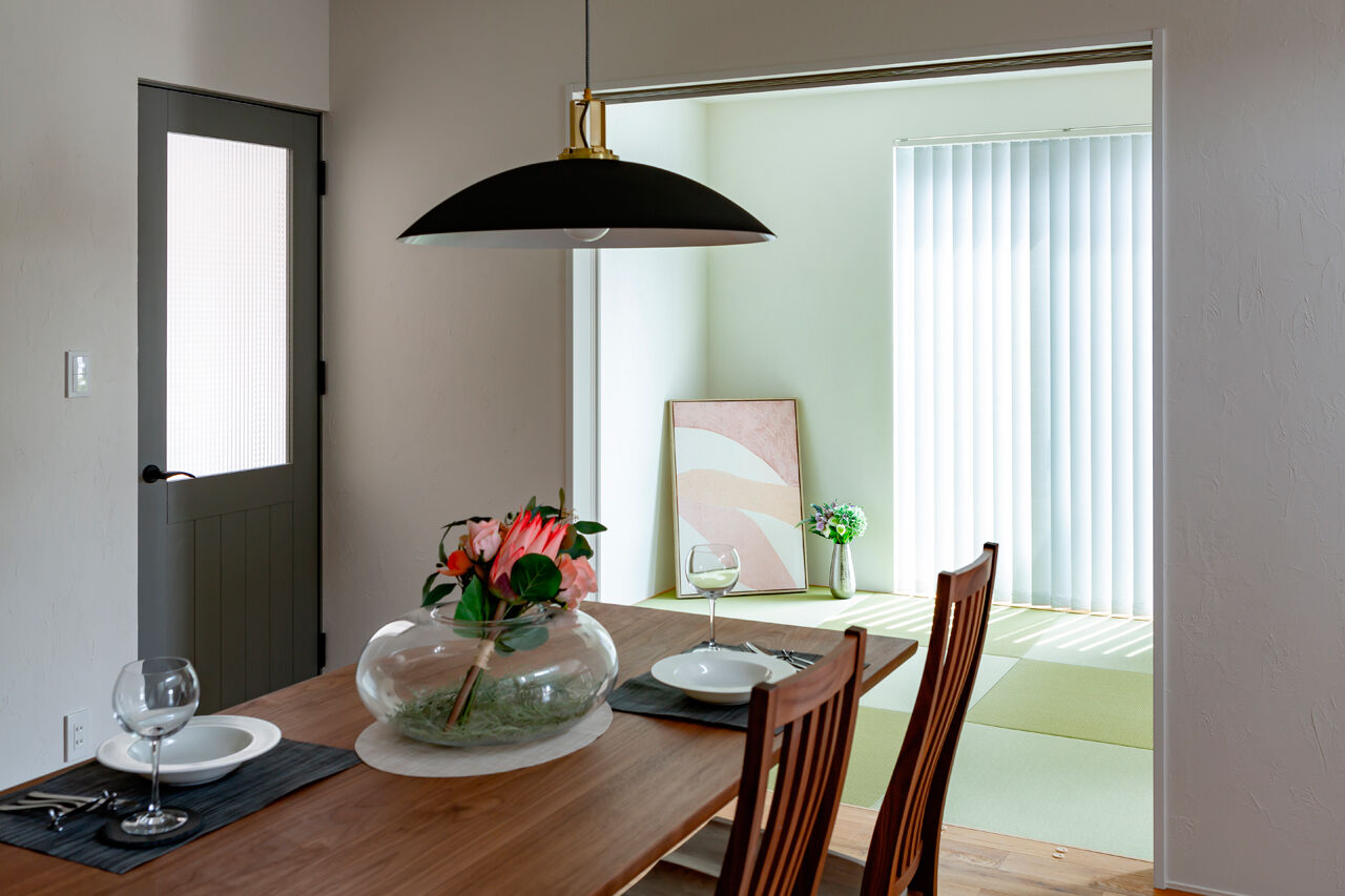 ホワイトレーベル 【2000万円台/40坪台/4LDK/間取り図】収納を考えたパントリー付キッチンが主役。天然木の温かさを感じる家の建築実例画像9