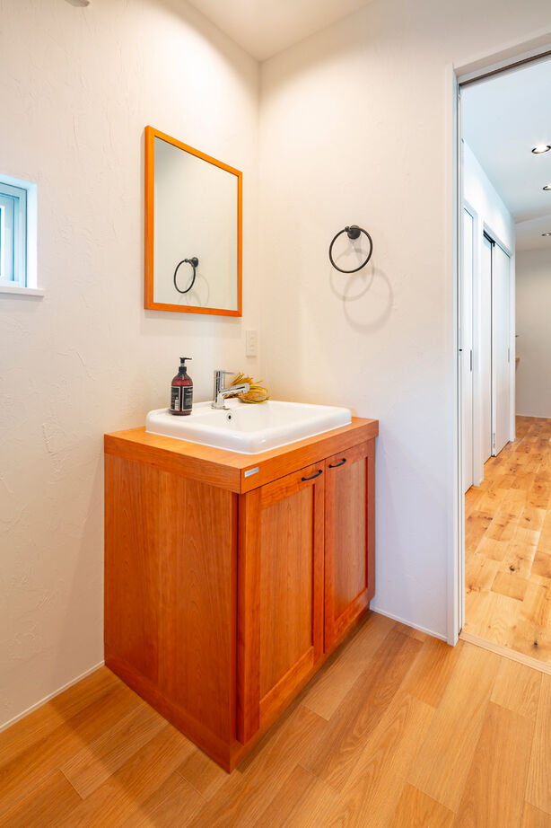 ホワイトレーベル 【2000万円台/40坪台/4LDK/間取り図】収納を考えたパントリー付キッチンが主役。天然木の温かさを感じる家の建築実例画像10