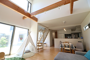 イシンホーム三郷　松井産業 【1850万円/30坪/ウッドデッキ】VR確認で理想通り！吹き抜けから太陽の光が差し込む中庭のある家の建築実例画像3