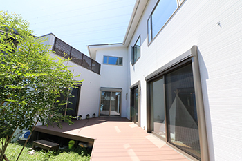 イシンホーム三郷　松井産業 【1850万円/30坪/ウッドデッキ】VR確認で理想通り！吹き抜けから太陽の光が差し込む中庭のある家の建築実例画像4