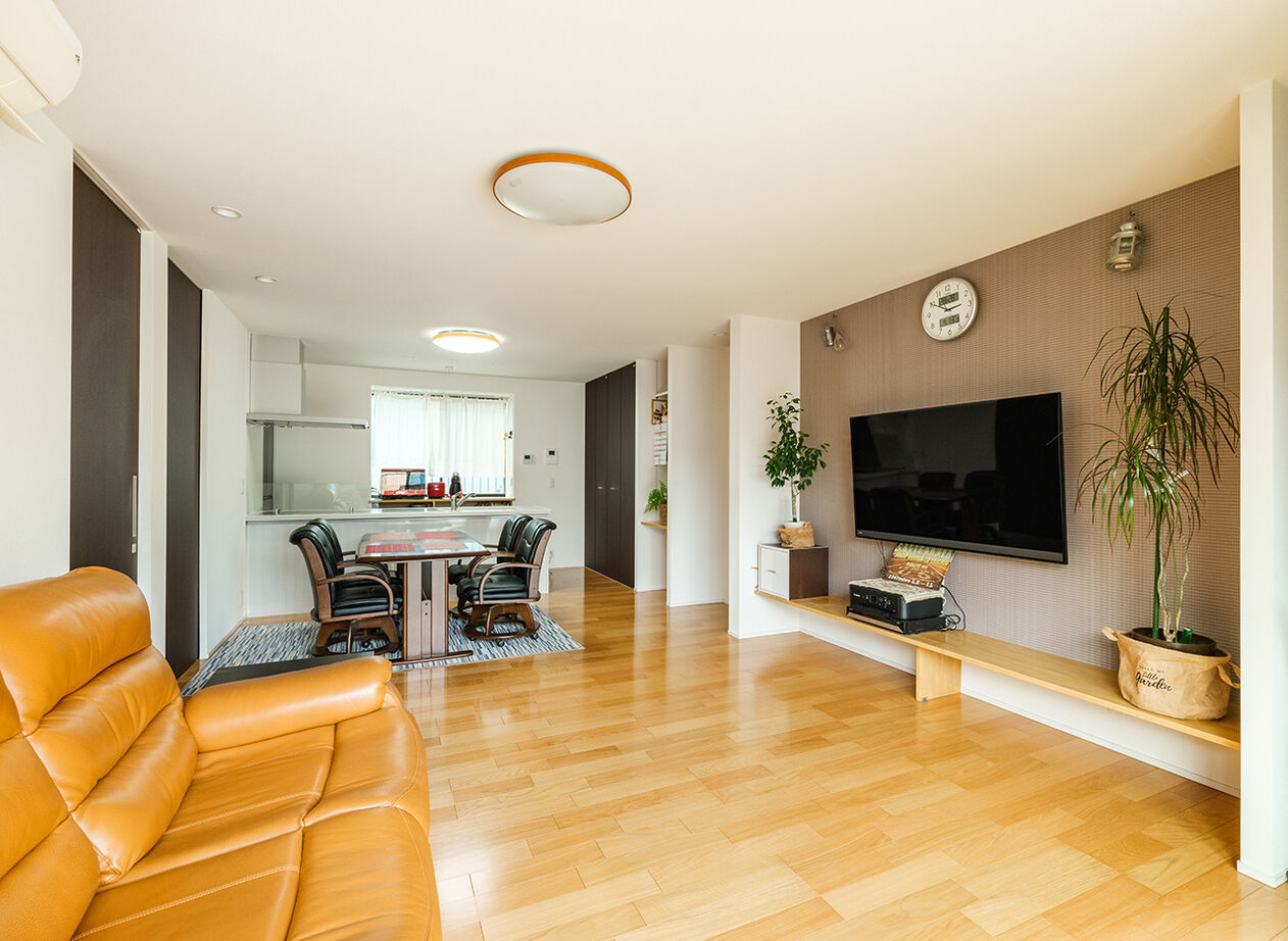 イシンホーム三郷　松井産業 【平屋/高気密・高断熱/バリアフリー】深い軒と濡れ縁のある、和モダンな平屋スタイルの建築実例画像2