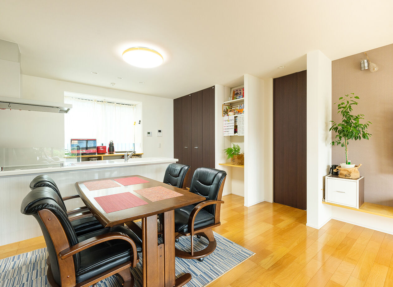 イシンホーム三郷　松井産業 【平屋/高気密・高断熱/バリアフリー】深い軒と濡れ縁のある、和モダンな平屋スタイルの建築実例画像3