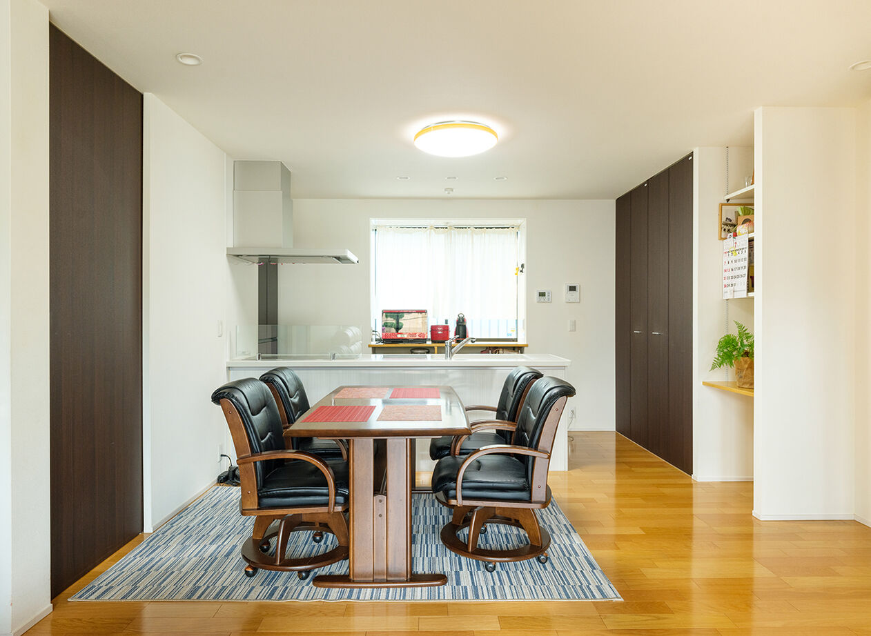 イシンホーム三郷　松井産業 【平屋/高気密・高断熱/バリアフリー】深い軒と濡れ縁のある、和モダンな平屋スタイルの建築実例画像4