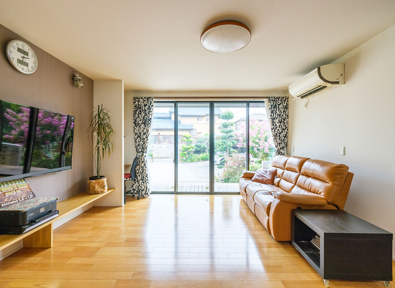 イシンホーム三郷　松井産業 【平屋/高気密・高断熱/バリアフリー】深い軒と濡れ縁のある、和モダンな平屋スタイルの建築実例画像6