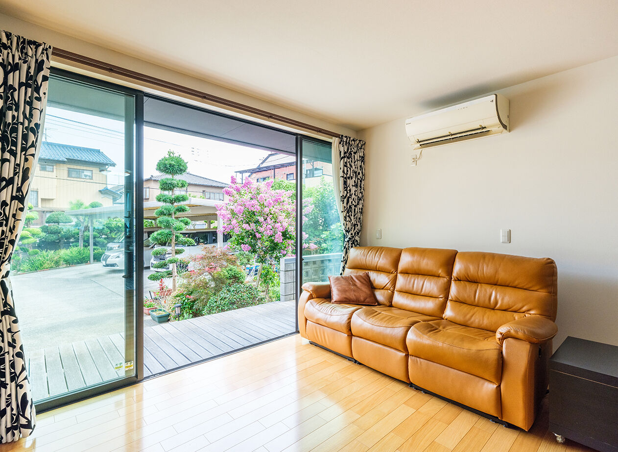 イシンホーム三郷　松井産業 【平屋/高気密・高断熱/バリアフリー】深い軒と濡れ縁のある、和モダンな平屋スタイルの建築実例画像7