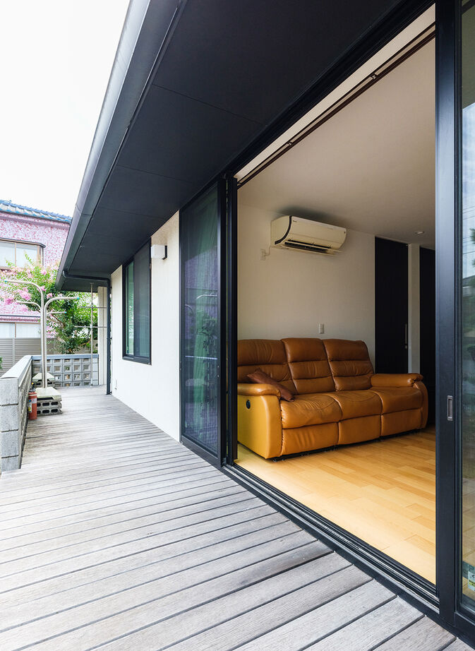 イシンホーム三郷　松井産業 【平屋/高気密・高断熱/バリアフリー】深い軒と濡れ縁のある、和モダンな平屋スタイルの建築実例画像8