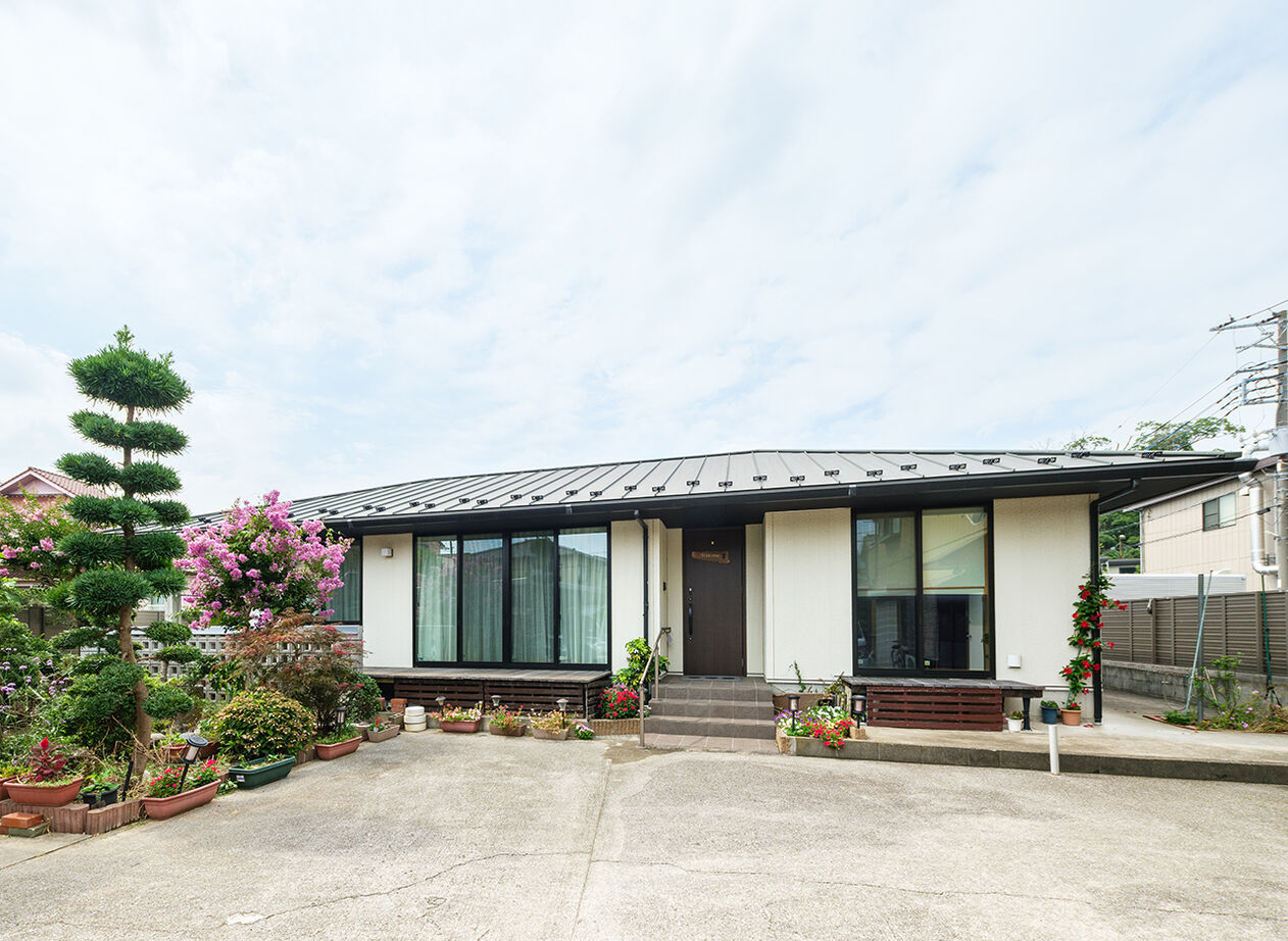 イシンホーム三郷　松井産業 【平屋/高気密・高断熱/バリアフリー】深い軒と濡れ縁のある、和モダンな平屋スタイルの建築実例画像10