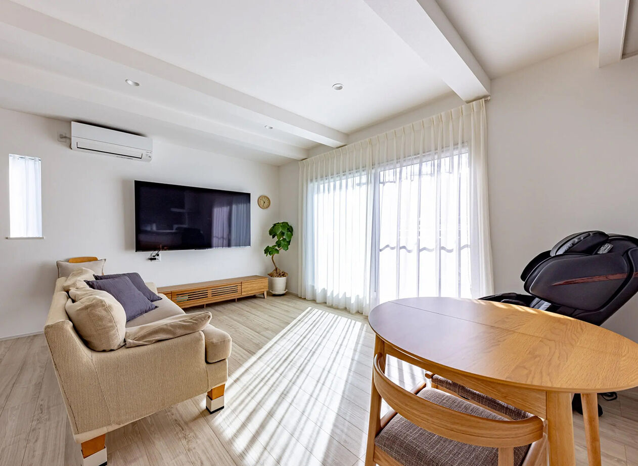 イシンホーム三郷　松井産業 【二世帯住宅/高気密・高断熱/省エネ・創エネ】二世帯それぞれの暮らしに合わせた空間設計の建築実例画像2