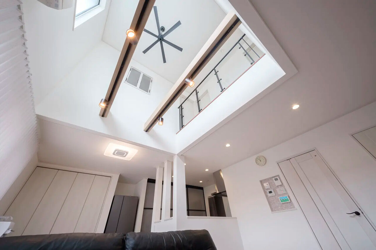 イシンホーム三郷　松井産業 【光と開放感がテーマ】2階廊下から中庭テラスと一体になった吹抜けLDKを見おろせる高性能モダン住宅の建築実例画像2