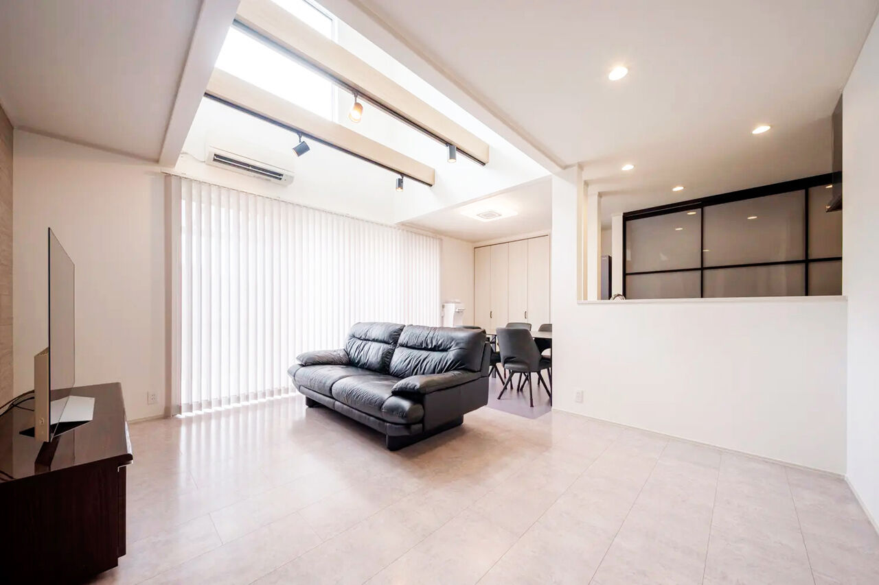 イシンホーム三郷　松井産業 【光と開放感がテーマ】2階廊下から中庭テラスと一体になった吹抜けLDKを見おろせる高性能モダン住宅の建築実例画像4