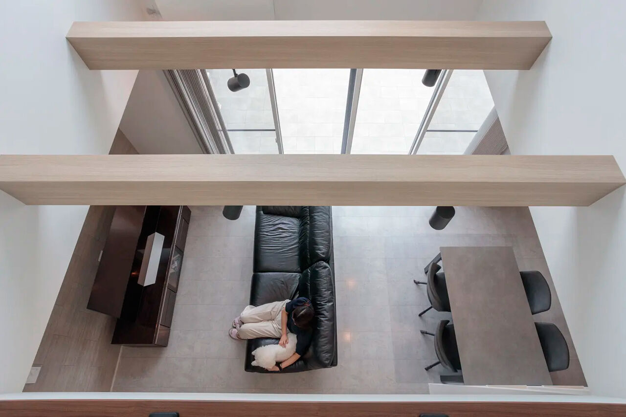 イシンホーム三郷　松井産業 【光と開放感がテーマ】2階廊下から中庭テラスと一体になった吹抜けLDKを見おろせる高性能モダン住宅の建築実例画像5