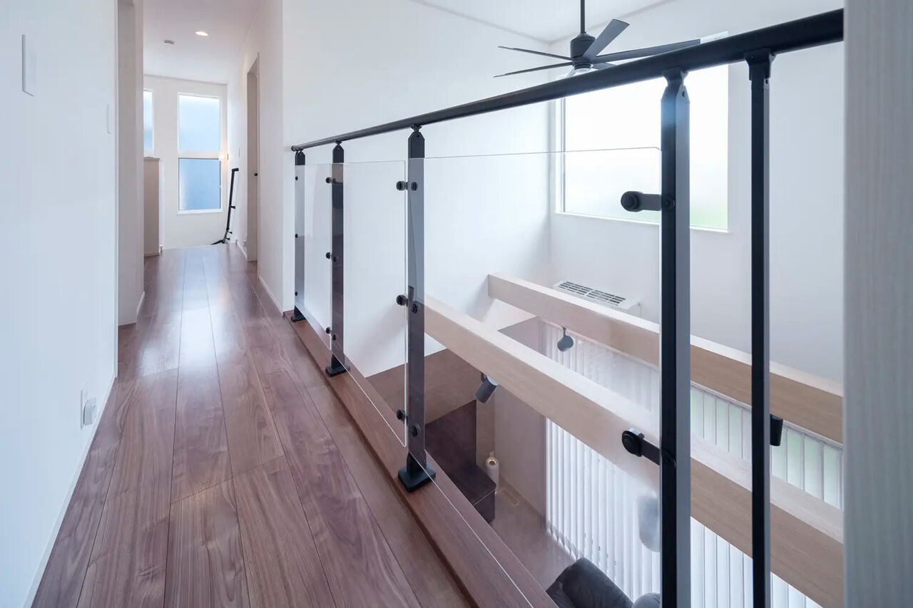 イシンホーム三郷　松井産業 【光と開放感がテーマ】2階廊下から中庭テラスと一体になった吹抜けLDKを見おろせる高性能モダン住宅の建築実例画像6