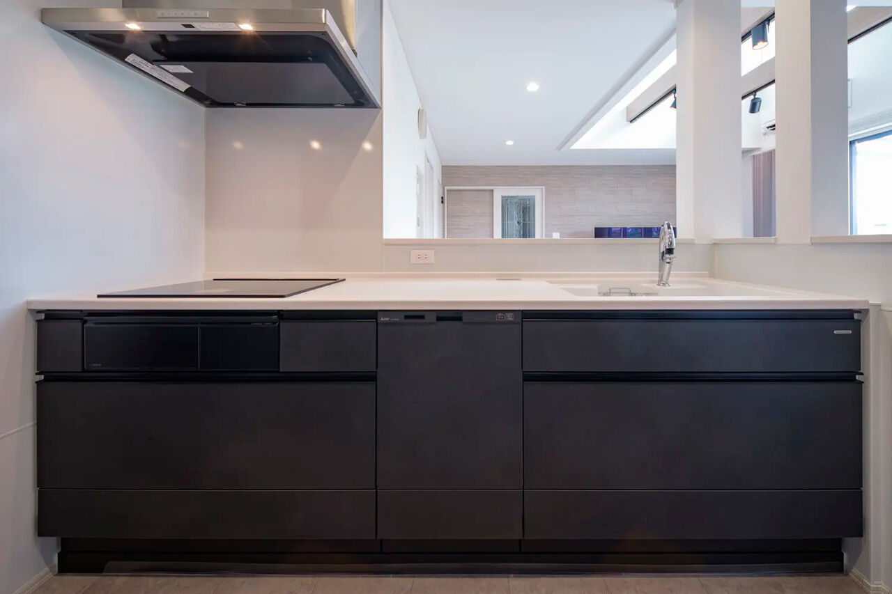 イシンホーム三郷　松井産業 【光と開放感がテーマ】2階廊下から中庭テラスと一体になった吹抜けLDKを見おろせる高性能モダン住宅の建築実例画像8