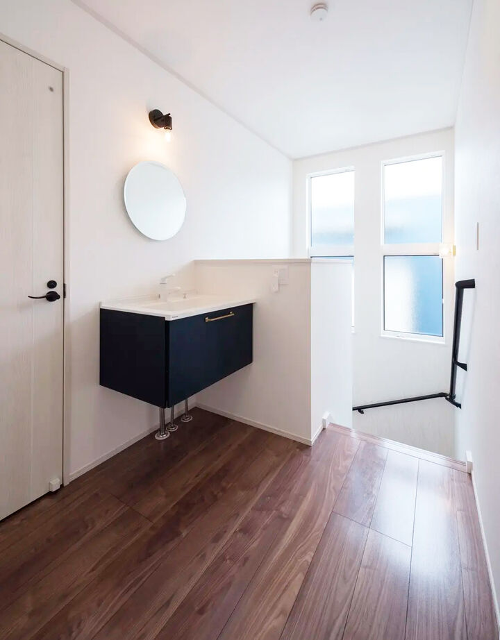 イシンホーム三郷　松井産業 【光と開放感がテーマ】2階廊下から中庭テラスと一体になった吹抜けLDKを見おろせる高性能モダン住宅の建築実例画像10