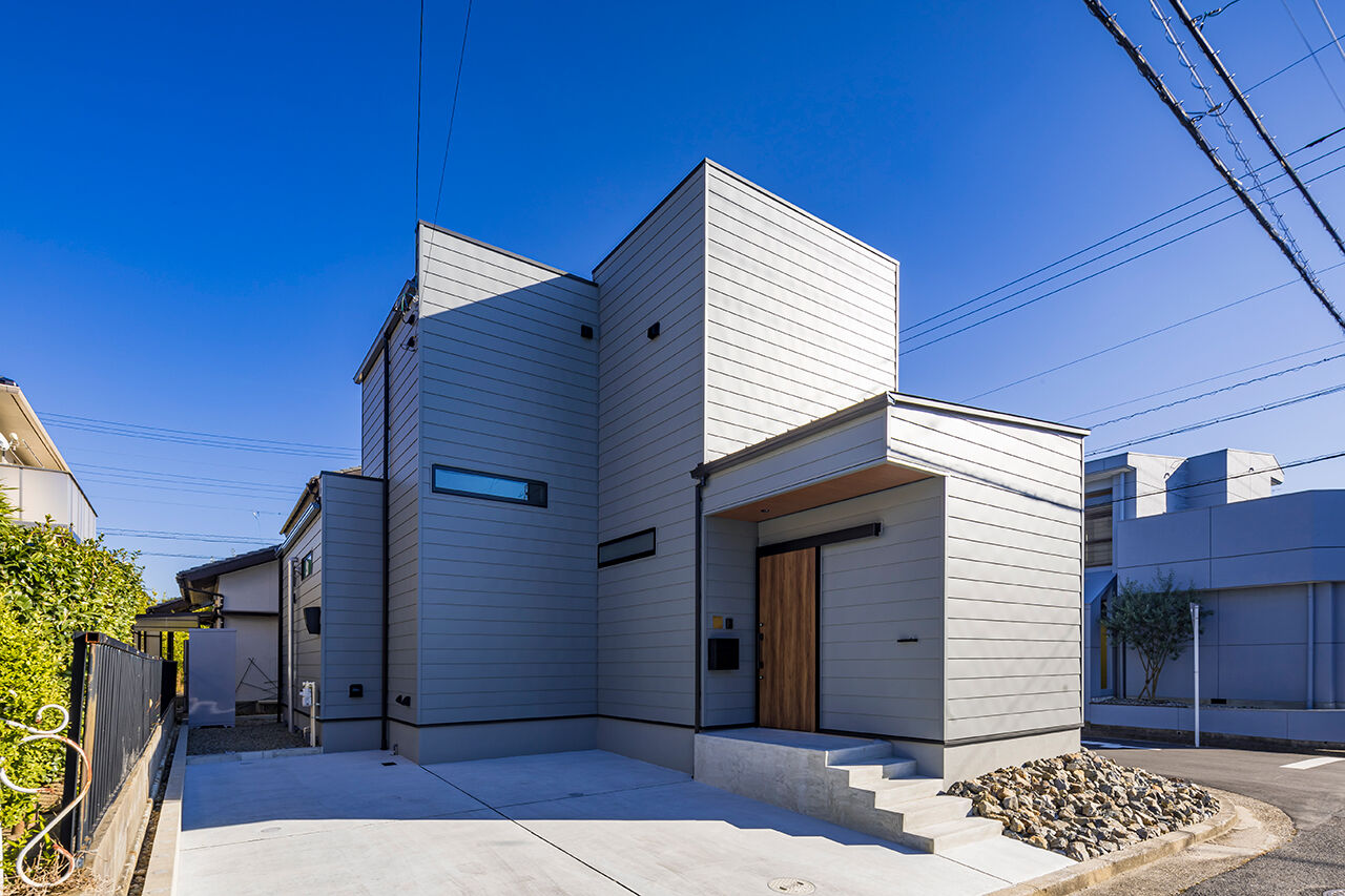 iD pluss(アイディープラス) 【ガルバリウム×タイルデッキ/2000万円台/愛知県日進市】青空に、鎧張りのガルバリウム外壁が映える家の建築実例画像