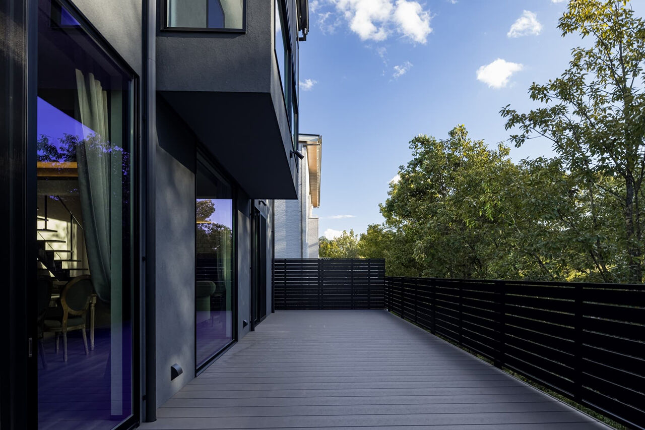 iD pluss(アイディープラス) 【デザイナーズ×ウッドデッキ/長久手市/3000万円台】緻密な構造計算があればこそ、実現できた外観と大空間の建築実例画像8