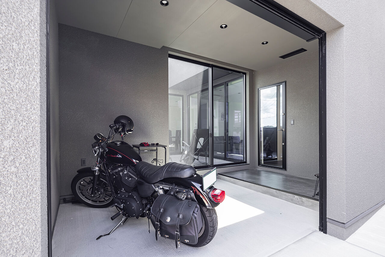 iD pluss(アイディープラス) 【バイクガレージ×中庭/2000万円台/愛知県瀬戸市】趣味と生活が交差する、スタイリッシュな夢の住まいの建築実例画像2