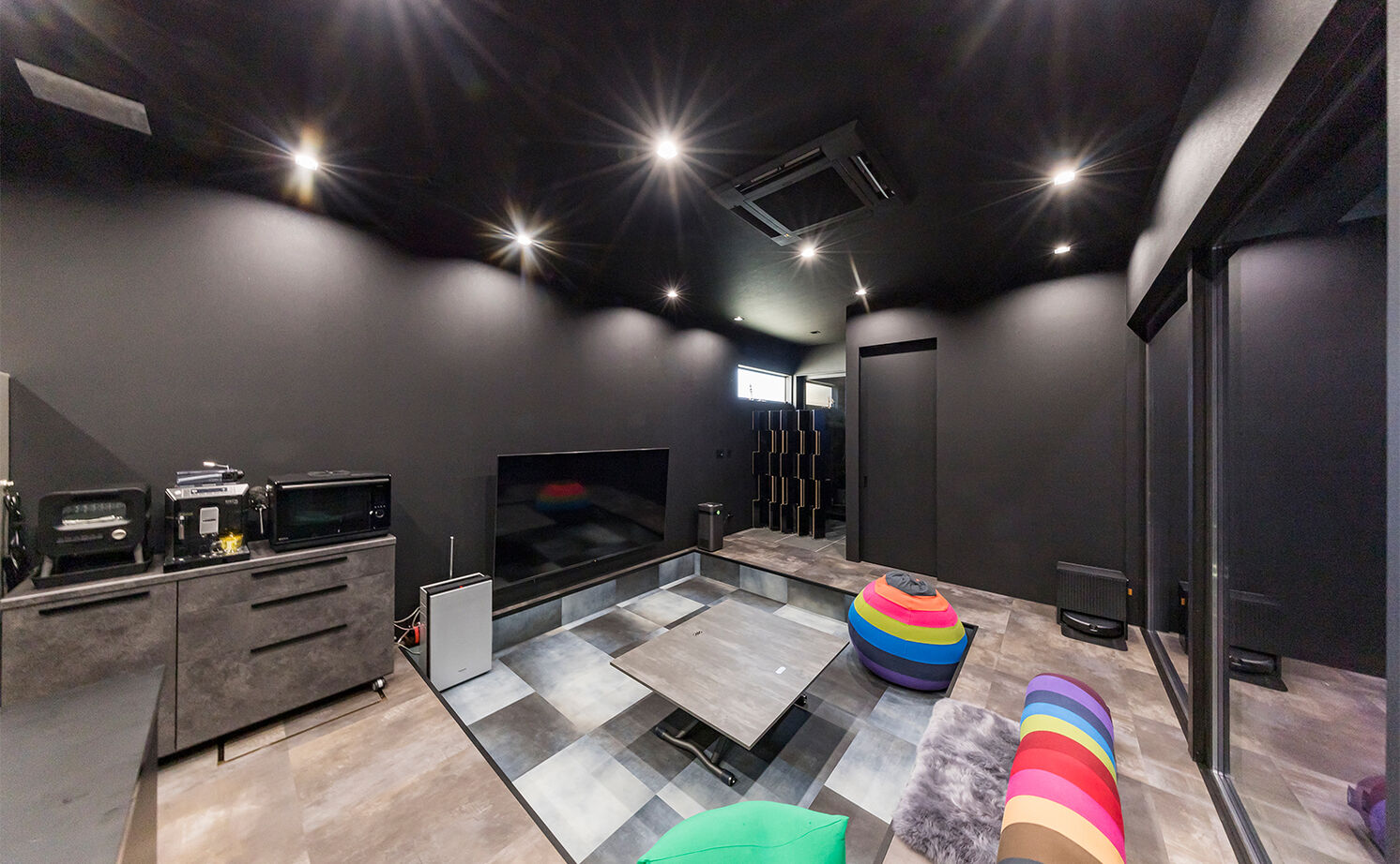 iD pluss(アイディープラス) 【建築家×ワンルーム/3000万円台/愛知県豊橋市】黒にこだわったビルトインガレージのある平屋の建築実例画像4