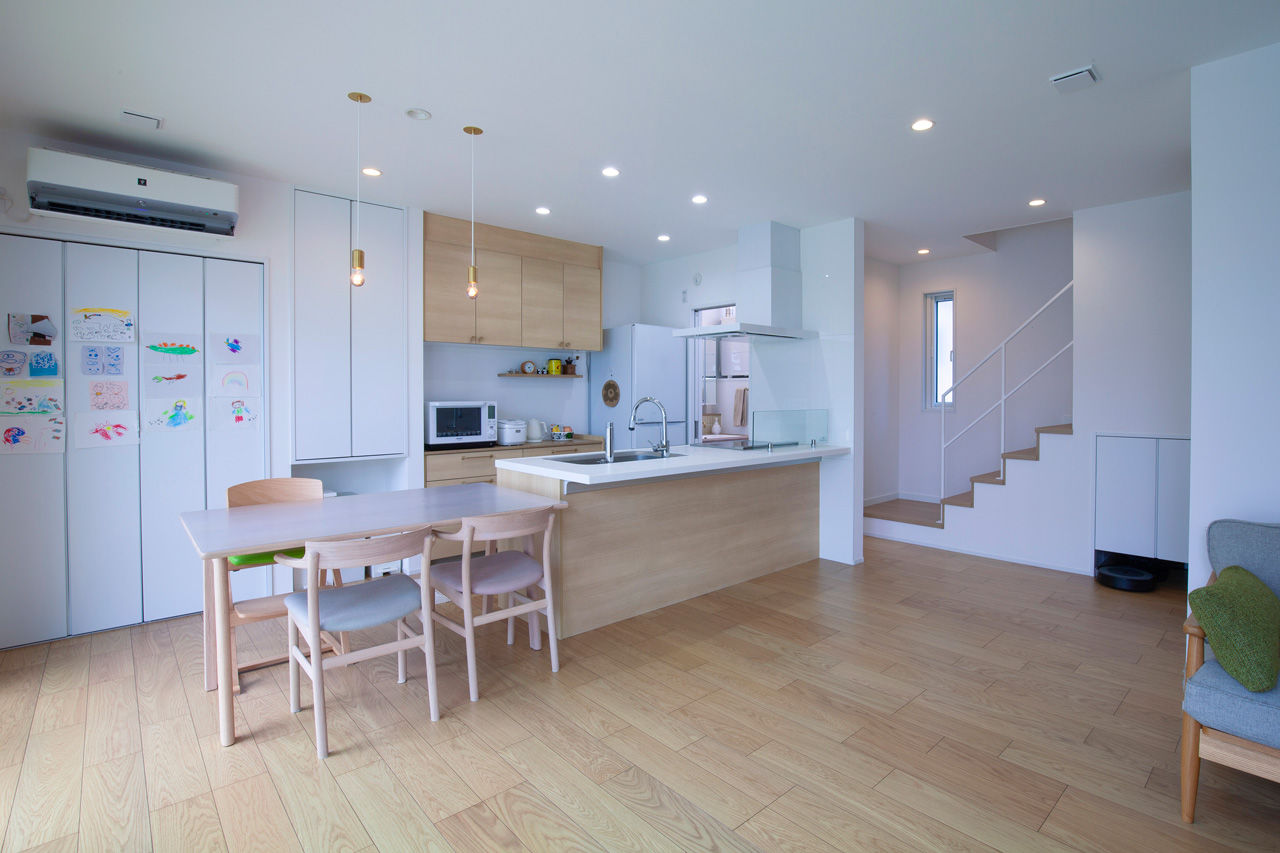 新栄建設　パナソニックビルダーズグループ 【2000万円台/3１坪/大きな本棚/間取り図有】図書館のあるZEHの家の建築実例画像2