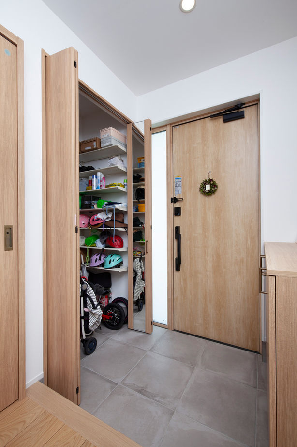 新栄建設　パナソニックビルダーズグループ 【2000万円台/3１坪/大きな本棚/間取り図有】図書館のあるZEHの家の建築実例画像8