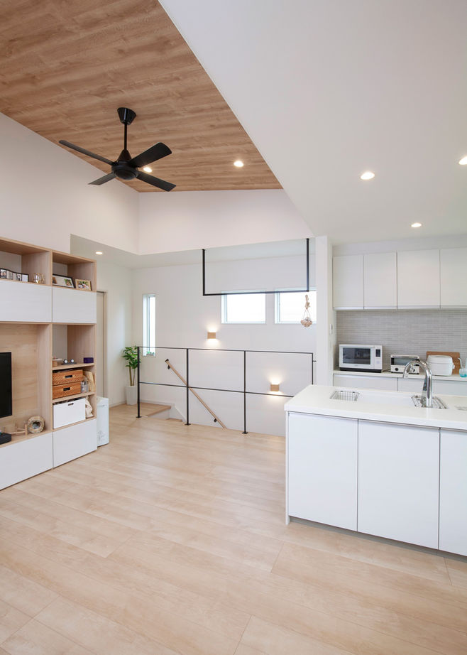 新栄建設　パナソニックビルダーズグループ 【3000万円台/35坪/２階リビング/間取図有】ビルトインガレージはバイク専用。変形地を活かした八角形の家の建築実例画像6