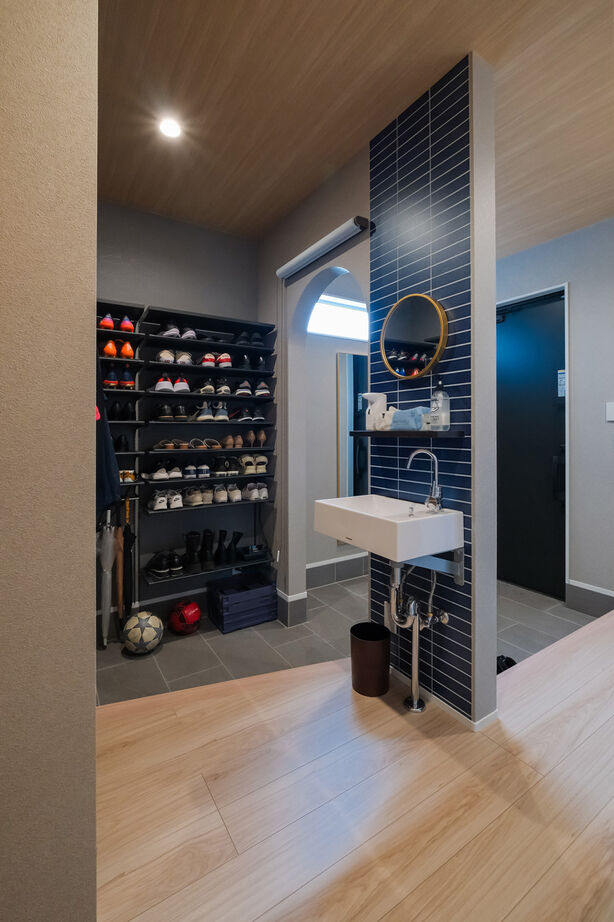 新栄建設　パナソニックビルダーズグループ 【4000万円台/約58坪/シアタールーム/間取図有】玄関も別々！完全独立型二世帯住宅の建築実例画像4