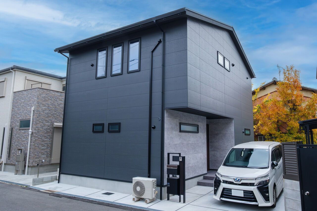 新栄建設　パナソニックビルダーズグループ 【2000万円台/33.4坪/間取り図有】２階LDKは勾配天井で広々。目線が広がるホテルライクな家の建築実例画像2