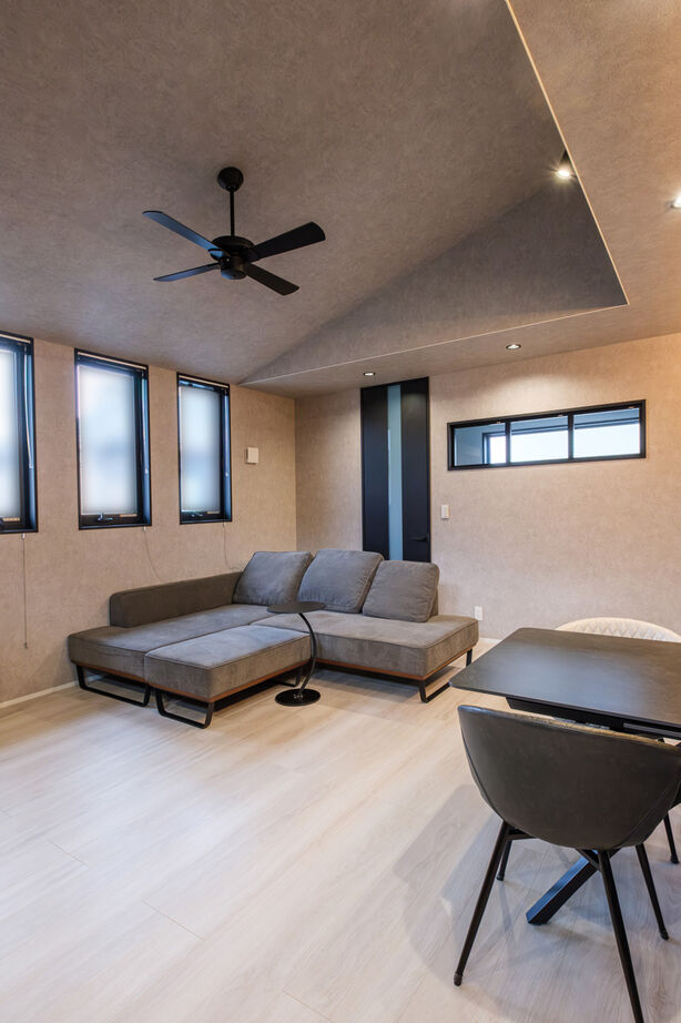 新栄建設　パナソニックビルダーズグループ 【2000万円台/33.4坪/間取り図有】２階LDKは勾配天井で広々。目線が広がるホテルライクな家の建築実例画像3