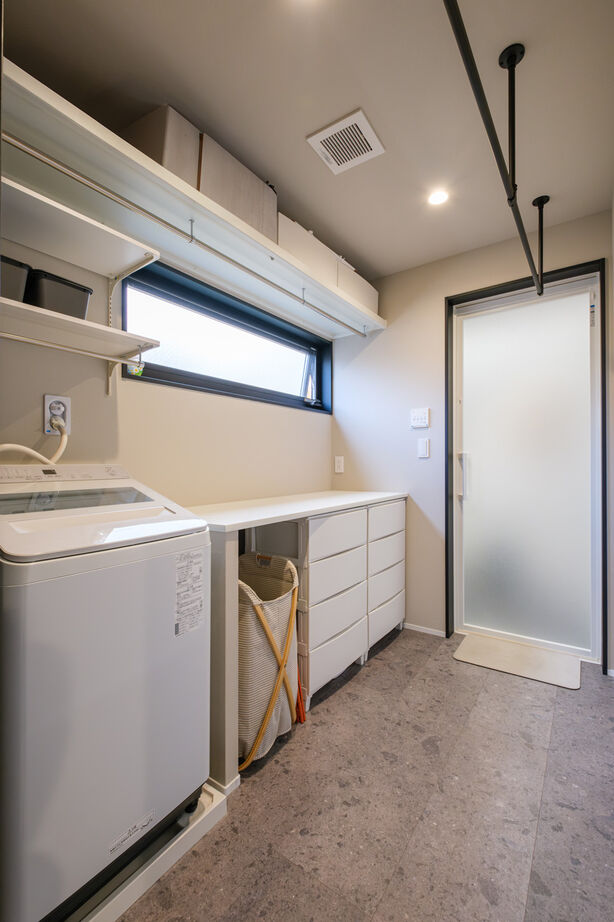 新栄建設　パナソニックビルダーズグループ 【2000万円台/33.4坪/間取り図有】２階LDKは勾配天井で広々。目線が広がるホテルライクな家の建築実例画像6