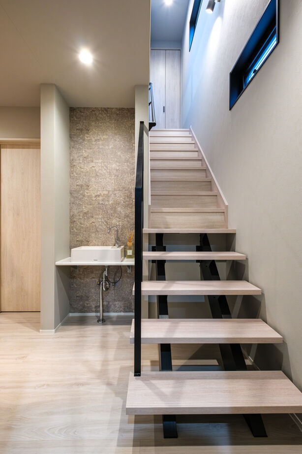 新栄建設　パナソニックビルダーズグループ 【2000万円台/33.4坪/間取り図有】２階LDKは勾配天井で広々。目線が広がるホテルライクな家の建築実例画像8