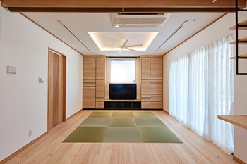角屋ハウジング 【片流れ屋根/無垢材】和の趣を感じさせるリビング　注文住宅の醍醐味を感じられる住まい　の建築実例画像1