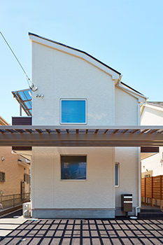 角屋ハウジング 【片流れ屋根/無垢材】和の趣を感じさせるリビング　注文住宅の醍醐味を感じられる住まい　の建築実例画像2