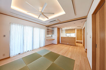 角屋ハウジング 【片流れ屋根/無垢材】和の趣を感じさせるリビング　注文住宅の醍醐味を感じられる住まい　の建築実例画像3