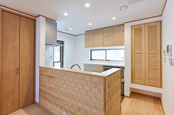 角屋ハウジング 【片流れ屋根/無垢材】和の趣を感じさせるリビング　注文住宅の醍醐味を感じられる住まい　の建築実例画像4