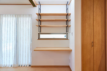 角屋ハウジング 【片流れ屋根/無垢材】和の趣を感じさせるリビング　注文住宅の醍醐味を感じられる住まい　の建築実例画像5