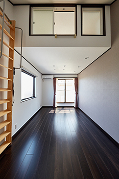 角屋ハウジング 【片流れ屋根/無垢材】和の趣を感じさせるリビング　注文住宅の醍醐味を感じられる住まい　の建築実例画像6