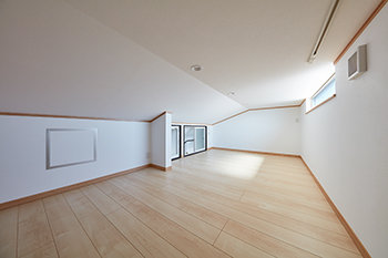 角屋ハウジング 【片流れ屋根/無垢材】和の趣を感じさせるリビング　注文住宅の醍醐味を感じられる住まい　の建築実例画像9